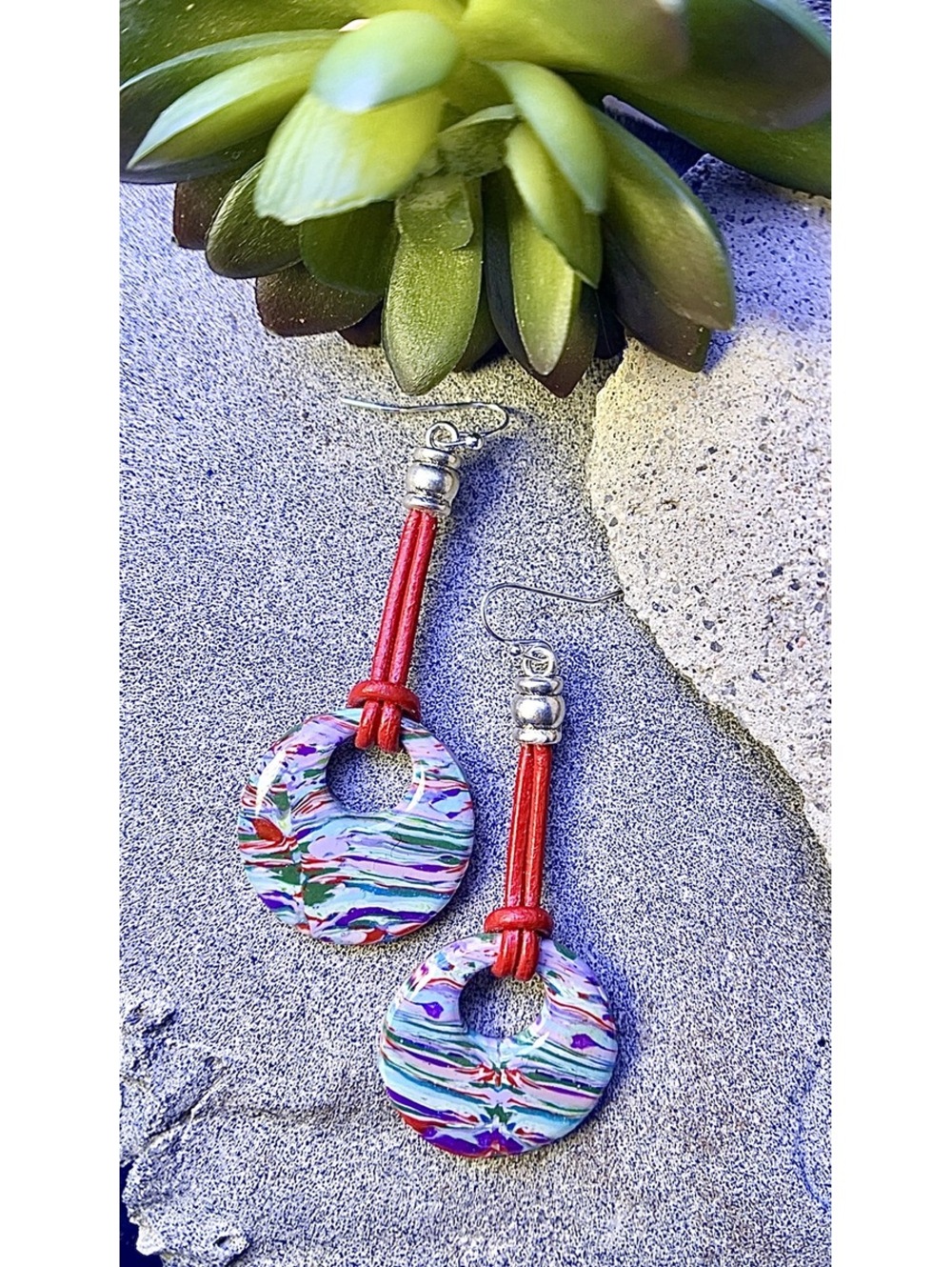 Färgvirvel | Cherry Leather Loop Earrings